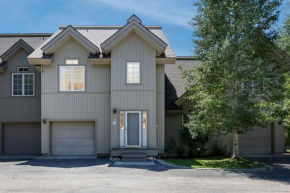 Cozy 2 level townhome with scenic views,